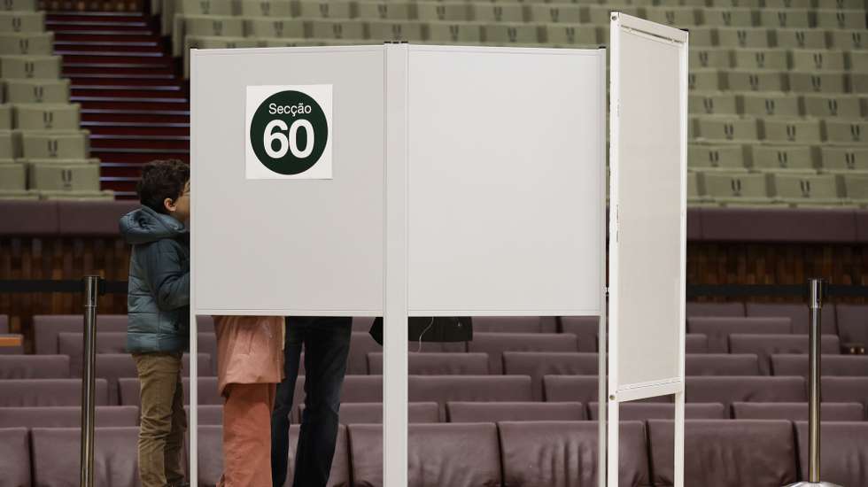 Eleitores durante a votação antecipada para as presidenciais de 18 de janeiro, na Cidade Universitária, em Lisboa, 11 de janeiro de 2026. Mais de 218 mil eleitores estão inscritos para votar hoje antecipadamente nas eleições presidenciais do próximo domingo, 18 de janeiro, podendo exercer o direito de voto no município escolhido. Os distritos com maior número de inscritos são Lisboa, seguido do Porto, Setúbal, Braga, Aveiro e Coimbra. Cerca de 11 milhões de eleitores residentes em Portugal e no estrangeiro estão recenseados para votar nas eleições presidenciais de 18 de janeiro e em que concorrem 11 candidatos, um número recorde. MARCOS BORGA / LUSA