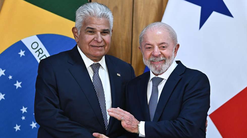 epa12330983 Brazilian President Luiz Inacio Lula da Silva (R) and his Panamanian counterpart Jose Raul Mulino pose during a press conference at the Planalto Palace in Brasilia, Brazil, 28 August 2025. Brazil will sell Panama four A-29 Super Tucano aircraft, which will be used by the Central American country's air force, according to an agreement signed during President Jose Raul Mulino's visit to Brasilia.  EPA/Andre Borges