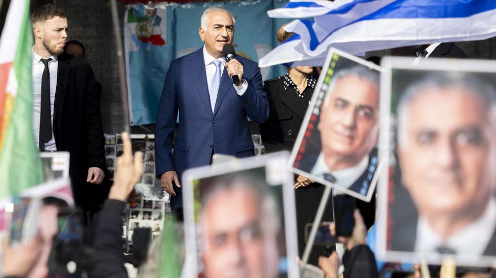 epa11905184 Iran's exiled Crown Prince Reza Pahlavi (C) addresses his supporters gathered on Place des Nations in front of the UN European headquarters during a rally on the sidelines of Geneva Summit for Human Rights and Democracy, in Geneva, Switzerland, 18 February 2025.  EPA/SALVATORE DI NOLFI