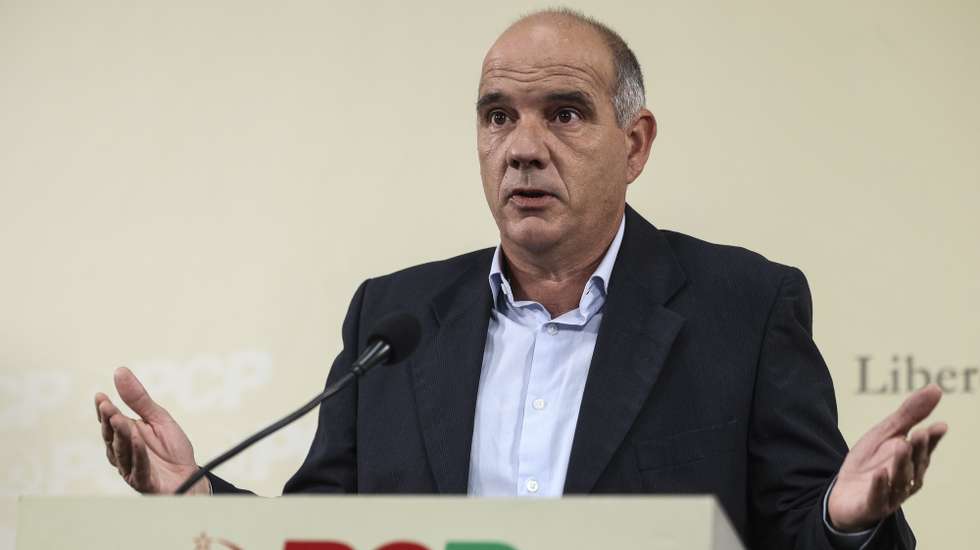 O secretário-geral do Partido Comunista Português (PCP) Paulo Raimundo, durante uma conferência de imprensa da Reunião do Comité Central para analisar a situação política e social e tarefas do partido na sede do partido em Lisboa, 15 de dezembro de 2025. TIAGO PETINGA/LUSA