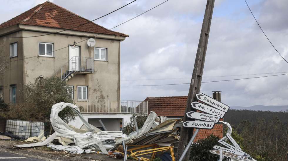 Paragem de autocarro e placas informativas destruidas no Casal dos Bernardos em Ourém, 2 de fevereiro de 2026. A passagem da depressão Kristin por Portugal continental, na quarta-feira, dia 28 de janeiro, deixou um rasto de destruição, causando pelo menos cinco mortos, segundo a Proteção Civil, vários feridos e desalojados. MIGUEL A. LOPES/LUSA