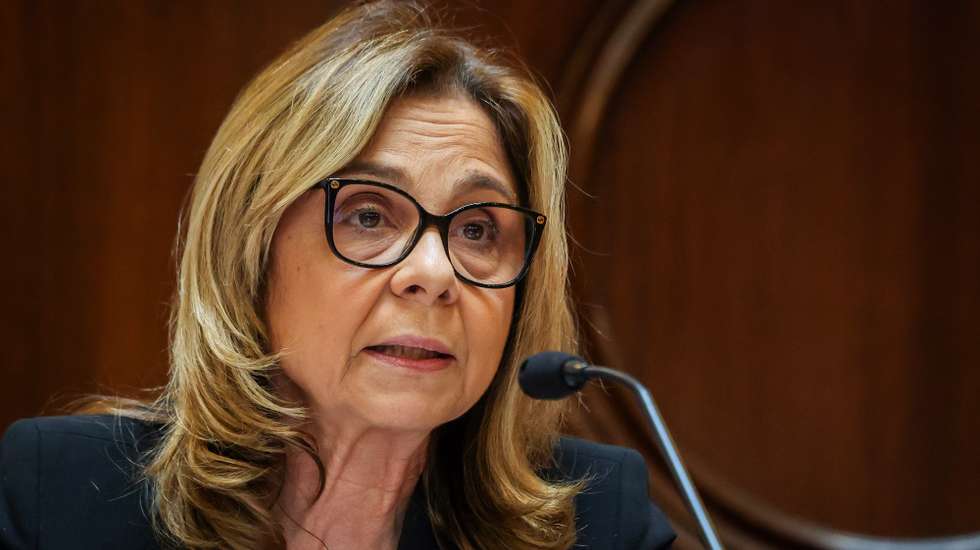 A ministra da Saúde, Ana Paula Martins, intervém durante a audição perante a Comissão de Saúde na Assembleia da República, em Lisboa, 24 de fevereiro de 2026. TIAGO PETINGA/LUSA