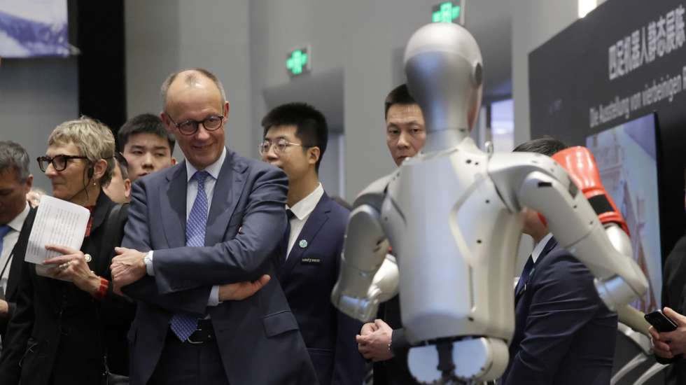 epa12777656 German Chancellor Friedrich Merz attends a performance of humanoid robot boxing at the Unitree Robotics headquarters during the last day of his official visit to China, in Hangzhou, China, 26 February 2026.  EPA/ANDRES MARTINEZ CASARES / POOL