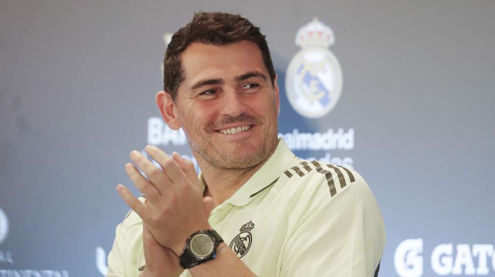 epa12511515 Former Real Madrid soccer player Iker Casillas speaks at a press conference in San Salvador, El Salvador, 07 November 2025.  EPA/RODRIGO SURA
