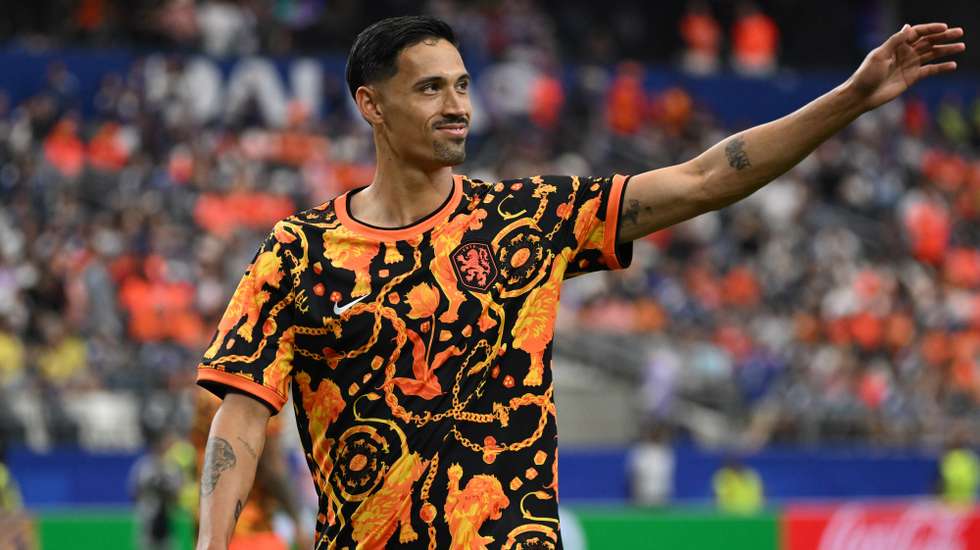 epa13037139 Tijjani Reijnders of Netherlands warms up ahead of the FIFA World Cup 2026 group stage match Netherlands against Japan, in Dallas, Texas, USA, 14 June 2026.  EPA/ALBERT PENA