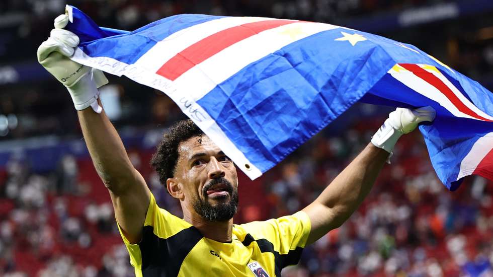 epa13039653 Goalkeeper Vozinha of Cape Verde waves the national flag of Cape Verde after the FIFA World Cup 2026 group stage match Spain vs Cabo Verde, in Atlanta, USA, 15 June 2026.  EPA/RONALD WITTEK