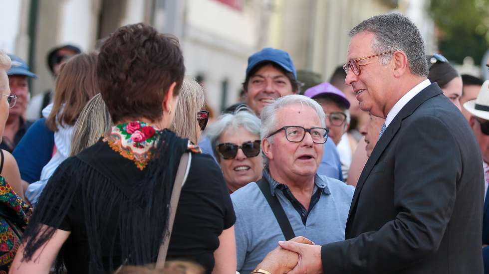 O Presidente da República, António José Seguro (D), com populares antes da reúnião com o Eixo Atlântico para abordar, entre outros temas, a nova ponte ferroviária internacional sobre o Minho e a ligação ferroviária entre a Galiza e Portugal, Viana do Castelo, 22 de agosto de 2026. MANUEL FERNANDO ARAÚJO/ LUSA
