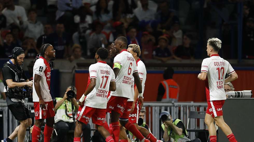 epa13212894 Flavio Nazinho (L) of Monaco celebrates with teammate scoring the 1-1 goal during the French Ligue 1 soccer match between PSG and Monaco in Paris, France, 04 September 2026.  EPA/YOAN VALAT