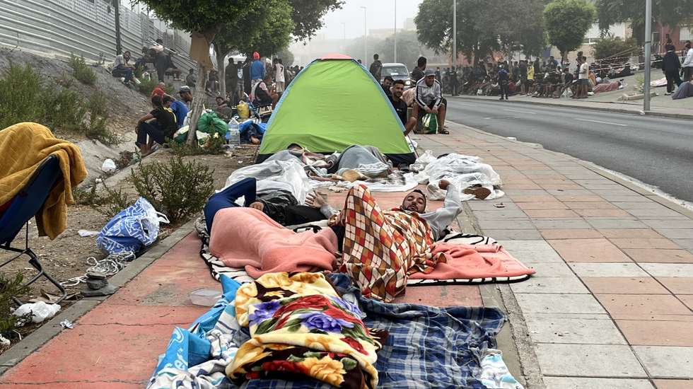 epa13210871 Migrants sleep rough along a street in Ceuta, Spain, 04 September 2026. Spain has been facing a migration crisis since late July 2026, when tens of thousands of people crossed from Morocco into the North African enclave of Ceuta.  EPA/REDUAN