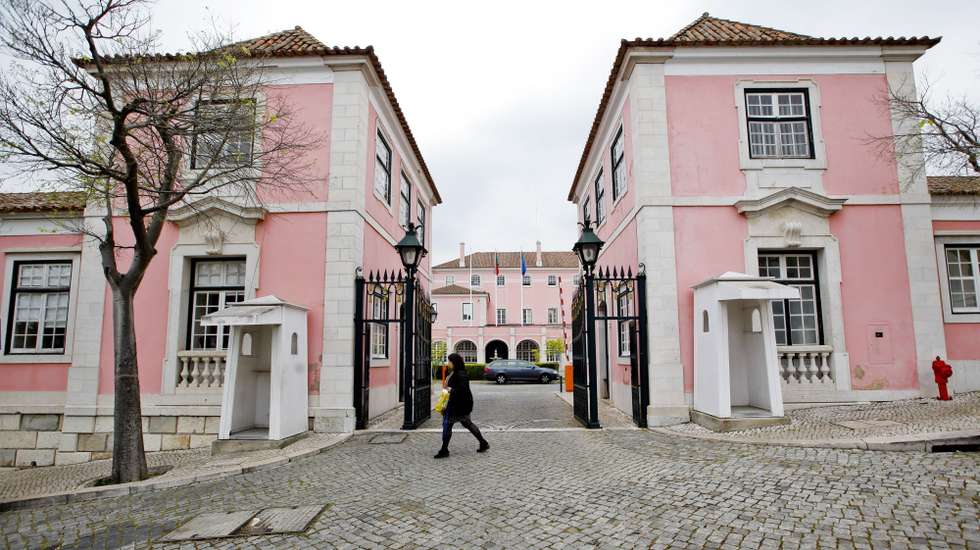 O Ministério dos Negócios Estrangeiros apela à comunidade portuguesa para evitar deslocações não essenciais e para se manter atenta às orientações e instruções das autoridades locais