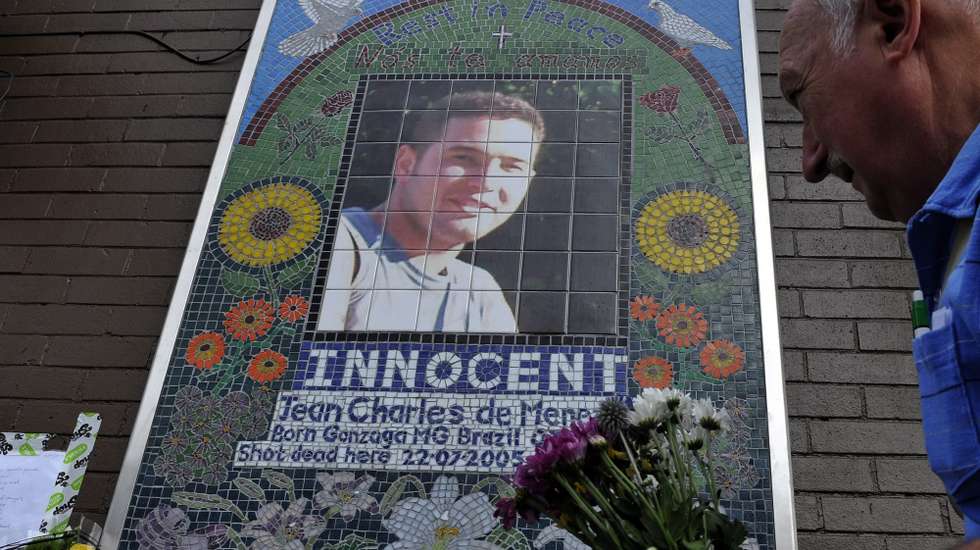 A morte de Menezes suscitou forte polémica no Reino Unido e um intenso debate sobre a atuação e a supervisão da polícia