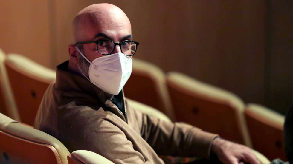 O escritor Valter Hugo Mãe, durante o ensaio de imprensa do espetáculo “Desumanização”, numa dramaturgia de Zé Pedro, com direção e encenação de José Leitão, Porto, 05 de novembro de 2020. A produção é do Teatro Art'Imagem e tem estreia marcada para o dia 10 de novembro, na Quinta da Caverneira, na Maia. ESTELA SILVA/LUSA