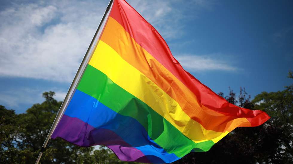 Bandeira LGBT na Pride Parade no Porto