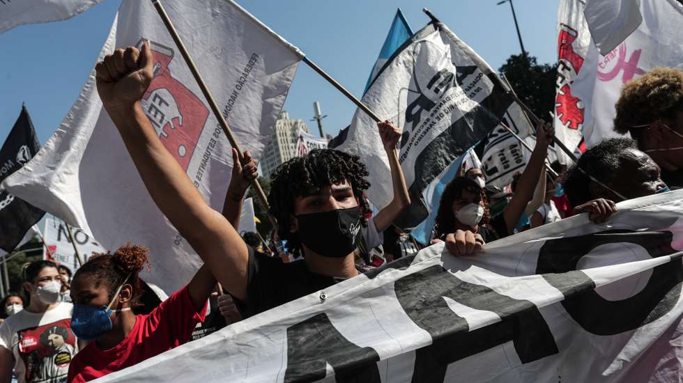 epa09321096 People protest against the President of Brazil, Jair Bolsonaro, in Rio de Janeiro, Brazil, 03 July 2021. The Brazilian Attorney General's Office will have a period of 90 days to investigate the possible irregularities that President Jair Bolsonaro may have incurred in negotiations for vaccines against covid-19, the Supreme Court reported on 03 July.  EPA/Andre Coelho