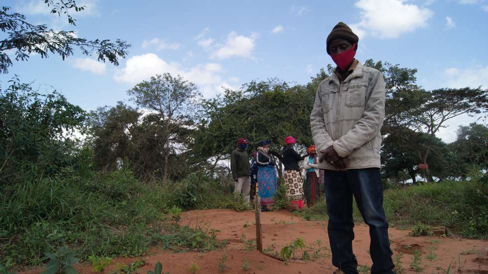 Vasco Francisco, 47 anos, assistiu a exumação e mutilação do cadáver da sua mãe na transferência de cemitérios familiares num espaço que hoje acolhe as obras de um novo aeroporto na província de Gaza, sul de Moçambique, 23 de julho de 2021. A comissão criada localmente pelo Governo, que integrava uma médica legista e uma funcionária da Direção Provincial de Assistência Social de Gaza, exumou e mutilou vários corpos com recurso a catanas, serrotes e pás, de forma que pudessem caber nos pequenos caixões adquiridos pelas autoridades, alegando que não havia fundos para compra de novas urnas, segundo as comunidades. (ACOMPANHA TEXTO DE 28 DE JULHO DE 2021). LUÍSA NHANTUMBO/LUSA