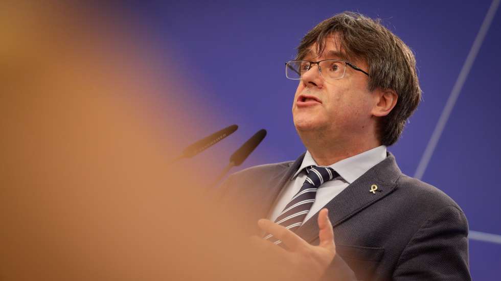 epa09244504 Carles Puigdemont holds a news conference regarding his immunity at the European Parliament, in Brussels, Belgium 03 June 2021. EU's General Court on 02 June 2021 suspended a move by the European Parliament to strip the immunity of Catalan separatist MEPs, who are facing sedition charges in Spain for their roles in organizing a 2017 independence referendum.  EPA/STEPHANIE LECOCQ