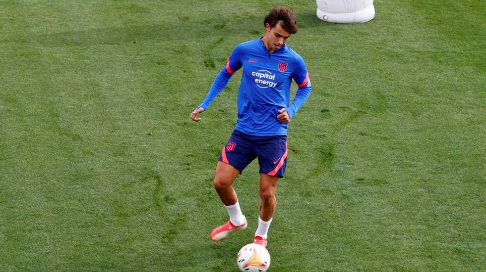 epa09460704 Atletico Madrid&#039;s Portuguese striker Joao Felix takes part in a training session of the team at Wanda Sports City in Majadahonda, Madrid, Spain, 11 September 2021. Atletico Madrid will play a LaLiga soccer match against RCD Espanyol on 12 September.  EPA/J.J. Guillen