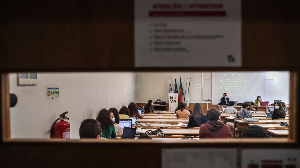 Alunos frequentam uma aula Direito Constitucional no dia do regresso às aulas na Faculdade de Direito da Universidade de Lisboa, no âmbito das novas medidas de desconfinamento relacionadas com a pandemia da covid-19, no Campus de Campolide, em Lisboa, 19 de abril de 2021. Portugal inicia hoje a terceira fase do desconfinamento com a reabertura de mais escolas, lojas, restaurantes e cafés, um levantamento de restrições que não é acompanhado nos 10 concelhos onde a incidência da covid-19 é maior. MÁRIO CRUZ/LUSA