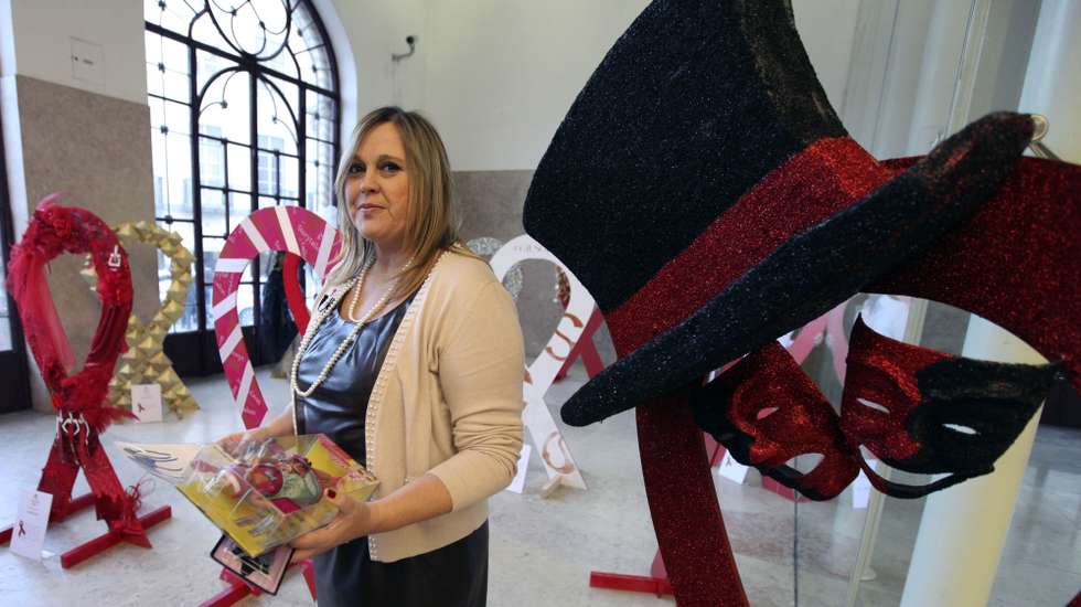 Eugénia Saraiva, presidente da Liga Portuguesa Contra a Sida,  durante a iniciativa “20 Anos, 20 Laços”. Estilistas portugueses “vestem” o laço vermelho, símbolo da luta contra a Sida, 01 dezembro 2010, em Lisboa.     MANUEL DE ALMEIDA / LUSA