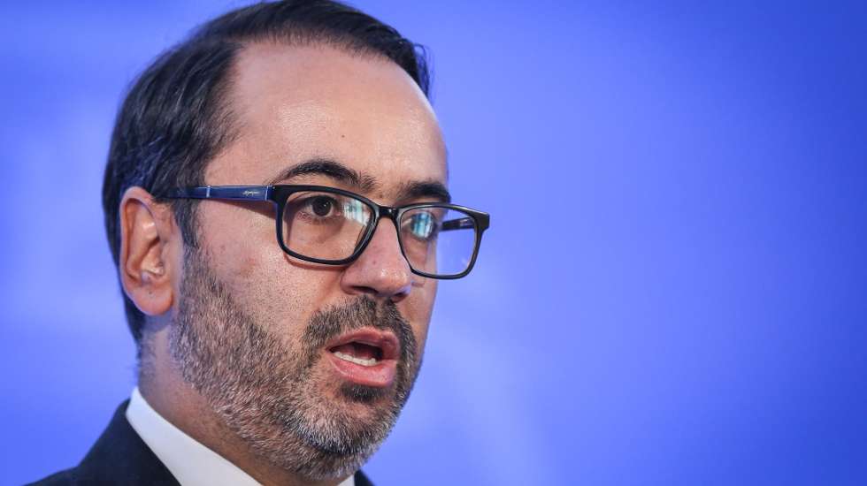 O secretário de estado da Presidência do Conselho de Ministros, André Moz Caldas, participa na conferência de imprensa no final da reunião do Conselho de Ministros, em Lisboa, 25 de maio de 2023. RODRIGO ANTUNES/LUSA