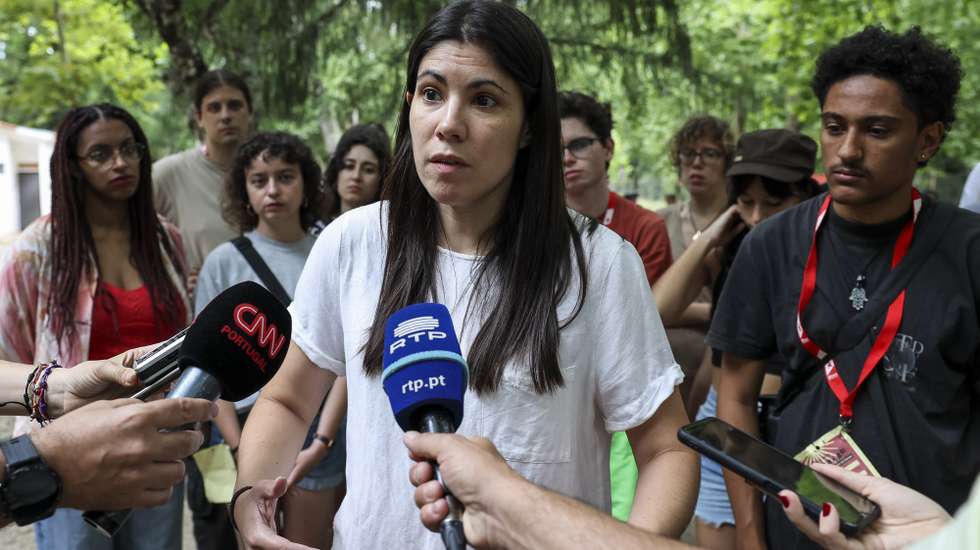 A coordenadora do Bloco de Esquerda (BE), Mariana Mortágua, fala aos jornalistas  durante o acampamento da Liberdade, acampamento de jovens do Bloco de Esquerda, no Parque de Campismo de São Gião, Oliveira do Hospital, 29 de julho de 2023. PAULO NOVAIS/LUSA