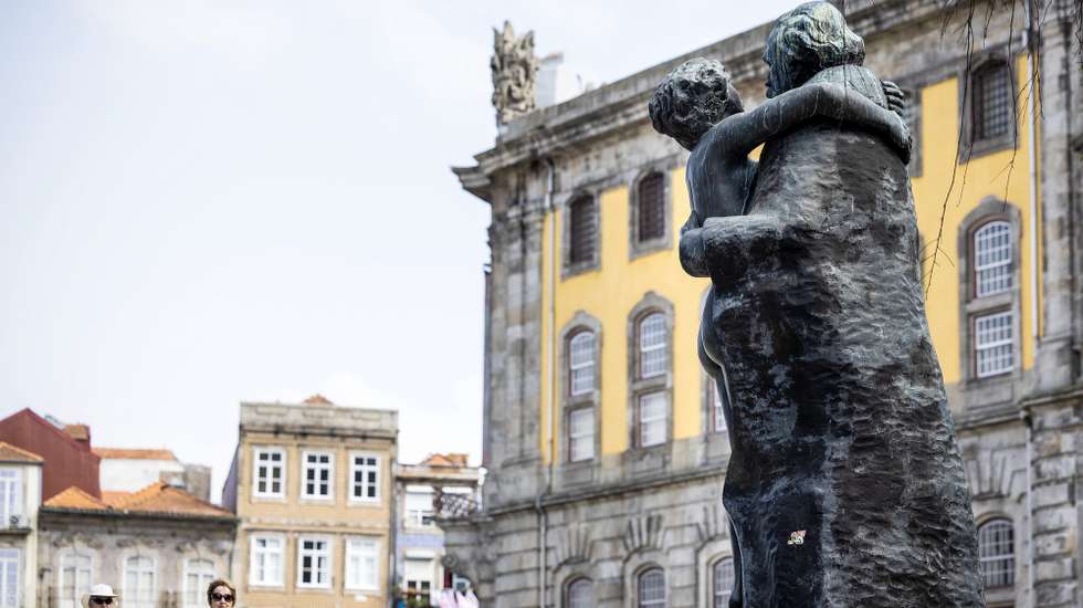 Estátua “Amores de Camilo” no largo Amor de Perdição, no Porto, 15 de setembro de 2023. O presidente da Câmara Municipal do Porto, Rui Moreira, afirmou hoje que vai, por decisão própria, retirar a estátua "Amores de Camilo", de Francisco Simões, do Largo Amor de Perdição, por considerar a escultura "feia e de mau gosto". JOSÉ COELHO/LUSA