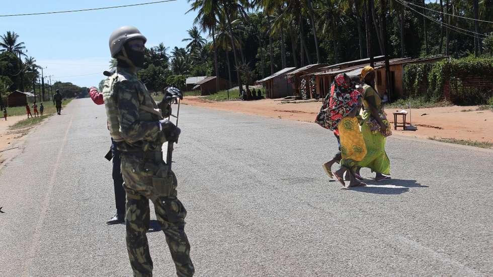 Tropas de Moçambique vigiam perímetro na aldeia de Mute, Cabo Delgado, norte de Moçambique, 26 de junho de 2023. Há residentes de etnia maconde que já rumaram a Mueda, no planalto de Cabo Delgado, “para plantar milho”, mas o que os muânis como Assumane sabem fazer é plantar arroz nos campos de Auasse, ali perto de Mocímboa de Praia. (acompanha texto de 26 de junho de 2023). LUÍS FONSECA/LUSA