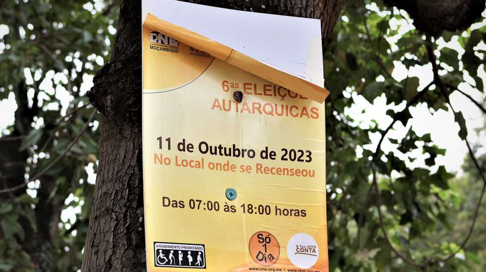 Cartaz posto numa árvore com informações sobre o processo de votação para sextas eleições em Maputo, Moçambique, 11 de outubro de 2023. Mais de 8,7 milhões de eleitores moçambicanos votam hoje nas sextas eleições autárquicas do país, em 65 municípios, dos quais 12 são novas autarquias. LUÍSA NHANTUMBO/LUSA