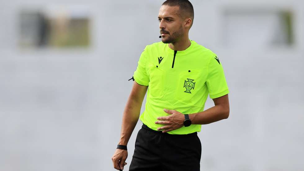 O árbitro Cláudio Pereira, durante o jogo da 3.ª eliminatória da Taça de Portugal de futebol entre o Canelas 2010 e o Desportivo de Chaves, realizado no Estádio Clube Futebol Canelas 2010, em Vila Nova de Gaia, 22 de outubro 2023. ESTELA SILVA/LUSA