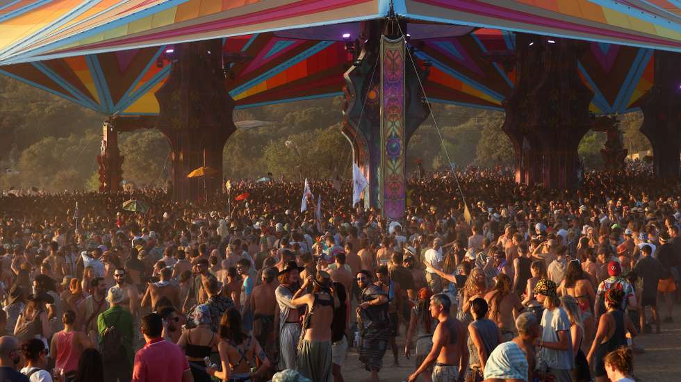 Visitantes no Boom Festival, em Idanha-a-Nova, conta com 21 palcos oficiais, 544 artistas, 181 facilitadores, 69 assistentes e 100 terapeutas, para um público de 41 mil pessoas de 177 nacionalidades, segundo a organização, 23 de julho de2022. PEDRO REIS MARTINS/LUSA.