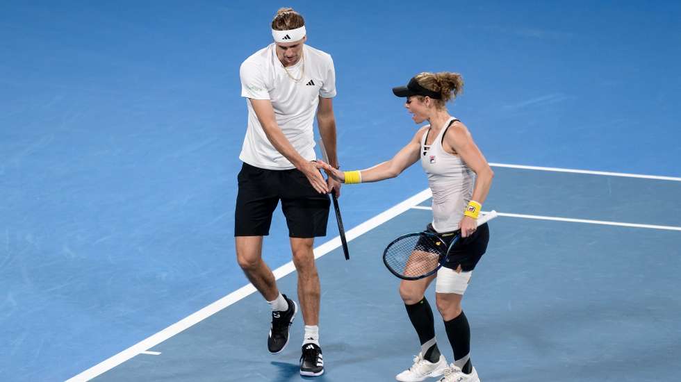 epa11062433 Laura Siegemund and Alexander Zverev of Germany in action against Iga Swiatek and Hubert Hurkacz of Poland during their doubles match for the final of the 2024 United Cup between Poland and Germany at Ken Rosewall Arena in Sydney, Australia, 07 January 2024.  EPA/STEVEN MARKHAM  AUSTRALIA AND NEW ZEALAND OUT
