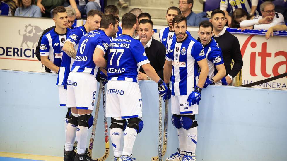 O treinador do FC Porto, Ricardo Ares (C), fala com os seus jogadores, durante o jogo contra o Sporting CP, da 5.ª jornada do Campeonato Nacional de Hóquei em Patins, no Porto, 28 de outubro de 2023. JOSÉ COELHO/LUSA
