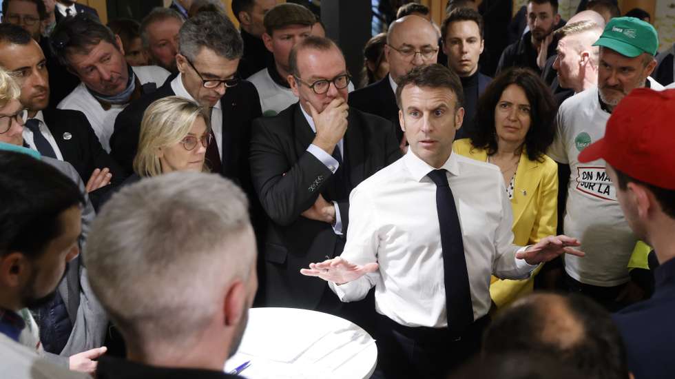 epa11177191 French President Emmanuel Macron (C-R) gestures during a discussion with French farmers at the Porte de Versailles exhibition centre, on the day of the opening of the 60th International Agriculture Fair (Salon de l'Agriculture), in Paris, France, 24 February 2024. Farmers across Europe have been protesting for weeks over what they say are excessively restrictive environmental rules, competition from cheap imports from outside the European Union, and low incomes.  EPA/LUDOVIC MARIN / POOL  MAXPPP OUT