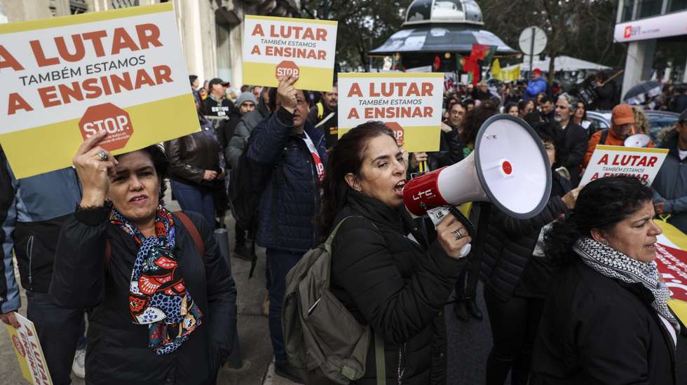 Professores do STOP (Sindicato de todos os Professores) participam na arruada nacional "para que a escola pública não seja esquecida durante a campanha eleitoral", Lisboa, 2 de março de 2024.  MIGUEL A. LOPES/LUSA