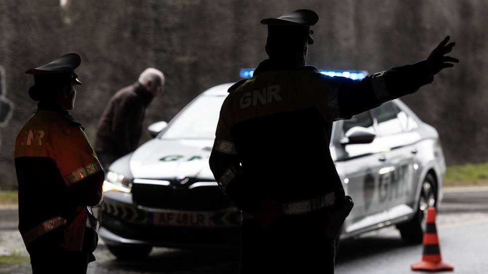 Guardas da Brigada de Trânsito da Guarda Nacional Republicana (GNR-BT) participam na operação de segurança rodoviária da Páscoa promovida em conjunto pela GNR e pela Polícia de Segurança Pública, na Maia, 28 de março de 2024. JOSÉ COELHO/LUSA