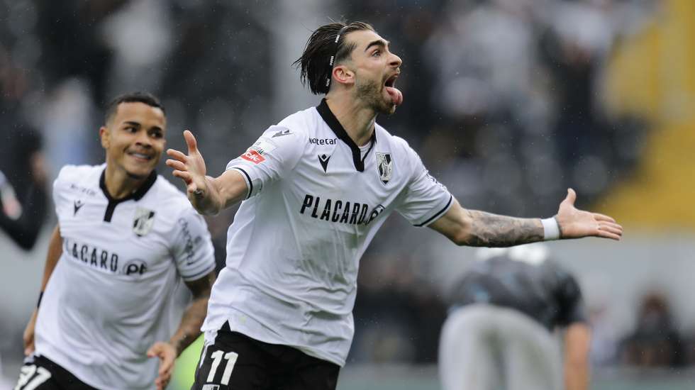 O jogador do Vitória SC Jota Silva (D) festeja após marcar o 1-0, durante o jogo da Primeira Liga de futebol entre o Vitória SC (Guimarães) e o Moreirense FC, disputado no Estádio D. Afonso Henriques, em Guimarães, 30 de março de 2024. MANUEL FERNANDO ARAÚJO/LUSA