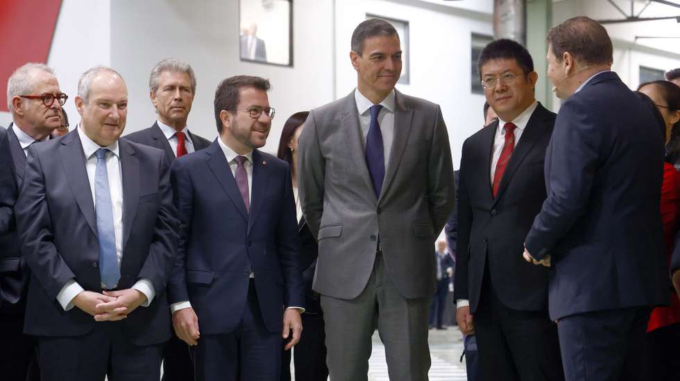 epa11288112 Shan Xiangqian (2-R), Deputy Governor of Chinese province of Anhui, chats with EBRO's CEO, Pedro Calef (R), Spanish Prime Minister, Pedro Sanchez (3-R); Catalan regional President, Pere Aragones (2-L), and Spanish Industry Minister, Jordi Hereu (L), among others, before the signing ceremony of the agreement between Chinese motor company Chery Automobile Co. and Spanish EBRO-EV Motors to manufacture Chery's e-vehicles in Barcelona, Catalonia, northeastern Spain, 19 April 2024. Chery is to produce its vehicles at a facility in Barcelona.  EPA/Quique Garcia