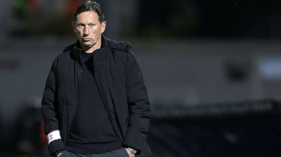epa11320595 Benfica’s head coach Roger Schmidt during the Portuguese First League soccer match between FC Famalicao and SL Benfica in Vila Nova de Famalicao, Portugal, 05 May 2024.  EPA/MANUEL FERNANDO ARAÚJO