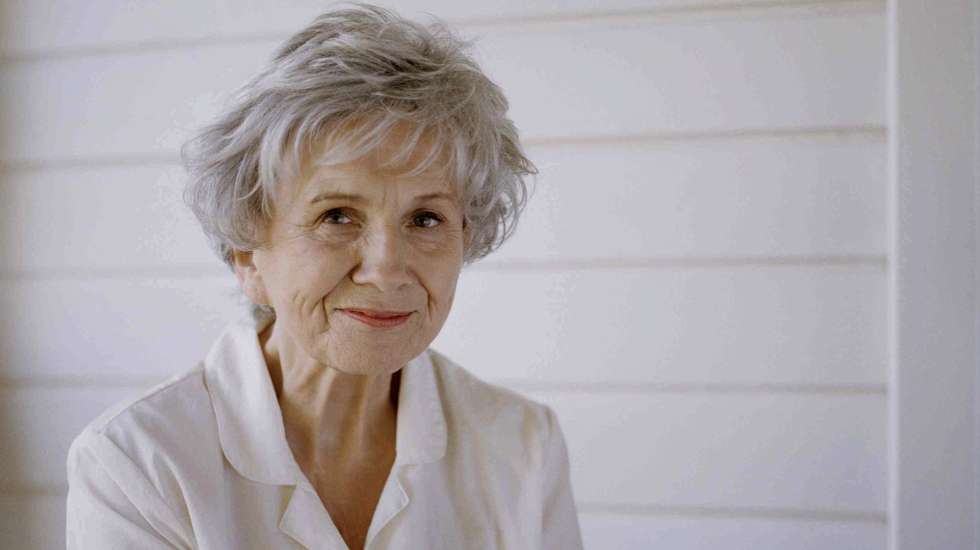 epa03905029 (FILE) An undated handout picture made available by Man Booker Prize on 10 October 2013 shows Canadian author Alice Munro. The Swedish Royal Academy in Stockholm on 10 October 2013 announced that Munro won this year's Nobel Prize in Literature.  EPA/DEREK SHAPMAN / HANDOUT Please credit: DEREK SHAPMAN HANDOUT EDITORIAL USE ONLY/NO SALES