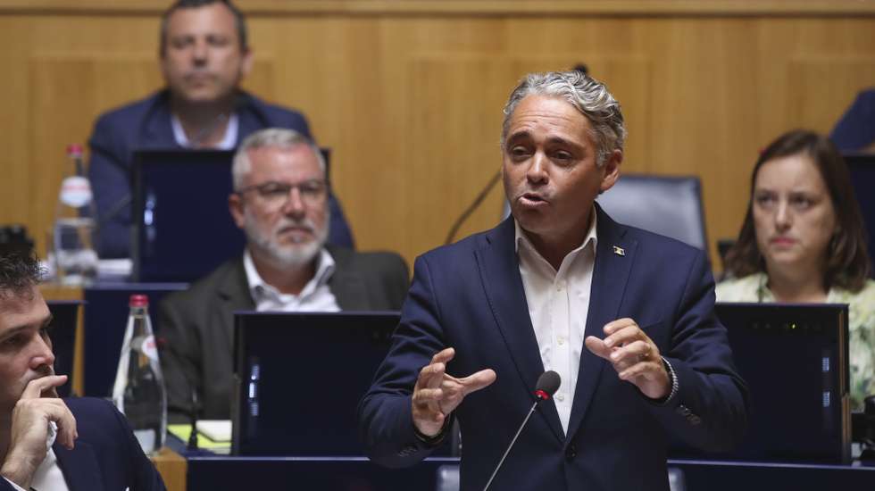 Élvio Sousa (D), deputado do JPP (Juntos Pelo Povo), esta manhã durante o debate do programa do XV Governo Regional da Madeira na Assembleia Legislativa da Madeira no Funchal, 18 de junho de 2024. HOMEM DE GOUVEIA/LUSA