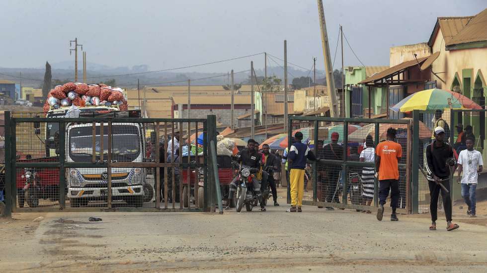 Entre Angola e a República Democrática do Congo, o posto fronteiriço de Luvo localiza-se a 45 quilómetros da capital da província do Zaire, Mbanza Congo, mas é necessária quase uma hora para lá chegar devido ao mau estado da via com troços esburacados e de terra batida; Mbanza Congo, Angola, 29 de agosto de 2024. Por ali seguem, vergados sob o peso da mercadoria mal acondicionada, camiões cansados e em mau estado, alguns sem matricula, que transportam bens e pessoas, tal como os kumpapatas (motociclo) de três rodas que seguem em direção à fronteira na esperança de fazer algum negócio. (ACOMPANHA TEXTO DE 08-09-2024)  AMPE ROGÉRIO/LUSA
