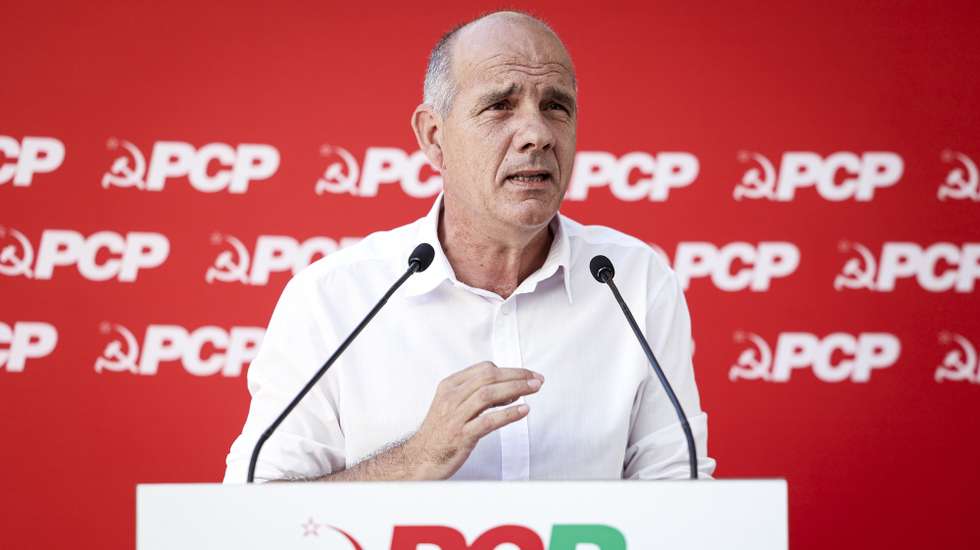 O secretário-geral do Partido Comunista Português (PCP), Paulo Raimundo, intervém na tribuna pública "45 anos pelo direito à Saúde. Defender, reforçar e valorizar o SNS!”, junto ao Centro de Saúde da Amadora, 15 de setembro de 2024. FILIPE AMORIM/LUSA