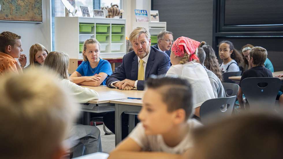 epa11596412 King of the Netherlands Willem-Alexander reacts during a working visit to De Huifkar public elementary school in Ten Boer, Netherlands, 10 September 2024. The visit&#039;s goal is to examine how children&#039;s and young people&#039;s mental health is affected by the earthquake issues.  EPA/JASPAR MOULIJN