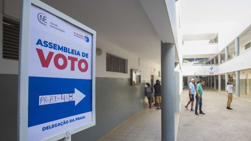 Uma placa indica a direção para as mesas de voto nas eleições autárquicas de Cabo Verde, na Escola Secundária Abílio Duarte, Cidade da Praia, 1 de dezembro de 2024. As mesas de voto começaram a abrir em Cabo Verde para as nonas eleições autárquicas do arquipélago, das 08:00 às 18:00 (das 09:00 às 19:00 em Lisboa), estando inscritos 352 mil eleitores nos 22 municípios das 10 ilhas. ELTON MONTEIRO/LUSA