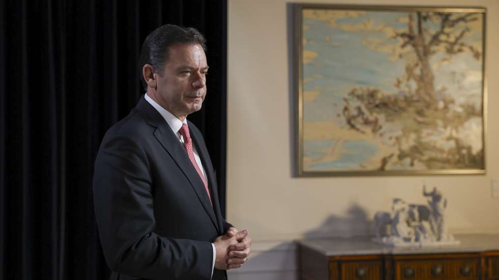 O primeiro-ministro, Luís Montenegro, durante a tradicional mensagem de Natal na residência oficial no Palácio de São Bento, Lisboa, 17 de dezembro de 2024. FOTO ANDRÉ CRISPIM/ PORTAL DO GOVERNO/ LUSA