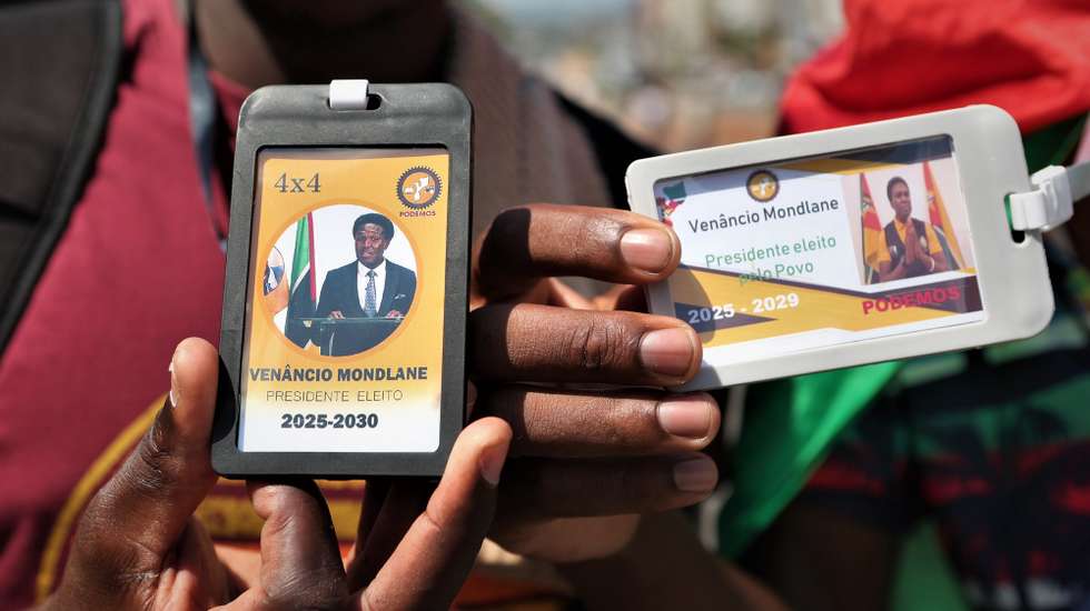 After the whistles, badges (in the photo) alluding to presidential candidate Venâncio Mondlane became the new business in Maputo, on a day when the Mozambican capital was once again taken over by barricades, tyres and burning vehicles, in a new post-election protest, Maputo, Mozambique, 04 December 2024.  LUÍSA NHANTUMBO/LUSA
