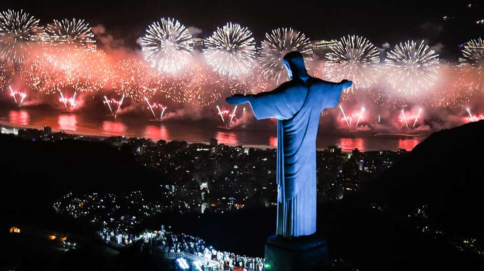 epaselect epa11051653 A handout photo made available by the Rio de Janeiro Mayor's Office shows fireworks in front of the statue of Christ Redeemer in Copacabana beach during New Year Celebrations in Rio de Janeiro, Brazil, 01 January 2024.  EPA/Rio de Janeiro Mayor's Office EDITORIAL USE ONLY/NO SALES HANDOUT EDITORIAL USE ONLY/NO SALES HANDOUT EDITORIAL USE ONLY/NO SALES