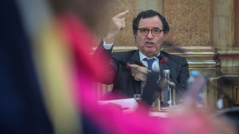 O ministro Adjunto e da Coesão Territorial, Manuel Castro Almeida, intervém durante a sua audição na Comissão Eventual de Acompanhamento da Execução do PRR e PT2030,  na Assembleia da República, em Lisboa, 05 de fevereiro de 2025. A audição urgente do ministro é realizada no âmbito dos danos causados pelas falhas do IAPMEI nos prazos de pagamentos do PRR e no âmbito dos pedidos de devolução de fundos europeus a 530 empresas e sobre a reprogramação do PRR. ANTÓNIO PEDRO SANTOS/LUSA