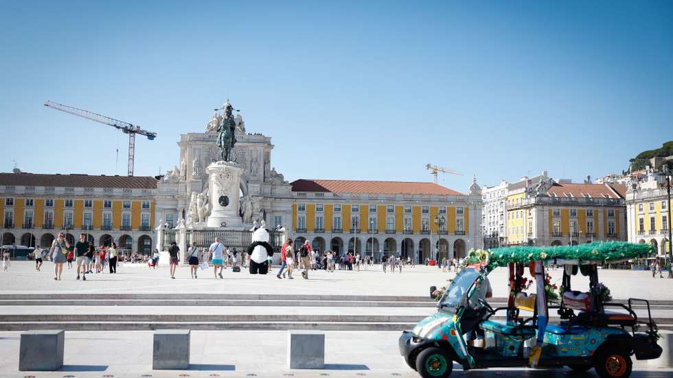 Turistas passeiam pela Praça do Comércio, em Lisboa, 06 de agosto de 2024. Baixa. Turismo. Tuk-tuk. Terreiro do Paço. ANTÓNIO PEDRO SANTOS/LUSA