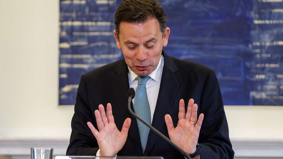 O primeiro-ministtro, Luís Montenegro, fala aos jornalistas após a reunião do Conselho de Ministros, esta tarde no Palácio de São Bento em Lisboa, 29 de abril de 2025. MIGUEL A. LOPES/LUSA